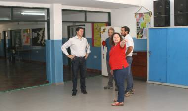 El Intendente supervisó la obra de pintura en la escuela Carolina T. García