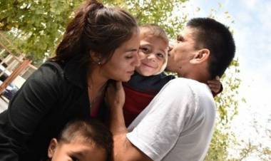 Nadó 570 metros en un pozo a oscuras para salvar a su hijo