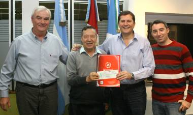 El Intendente Cravero entregó subsidio a Iglesia Evangélica Asamblea de Dios