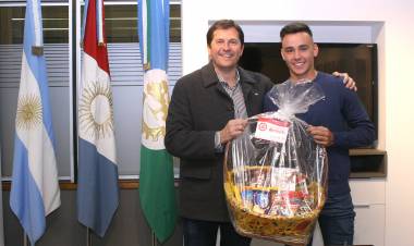 EL INTENDENTE RECIBIÓ AL FUTBOLISTA  AUGUSTO SCHOTT