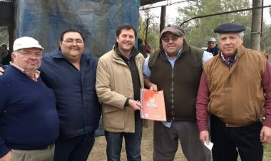 El Intendente entregó aporte económico al Centro Tradicionalista  Atahualpa Yupanqui