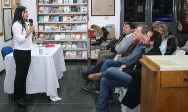 En la Noche de las Bibliotecas, Mariana Lloret presentó su libro