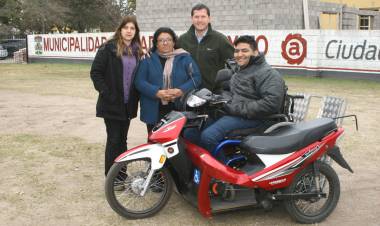 El Intendente entregó formalmente una moto triciclo a Nahuel Maldonado