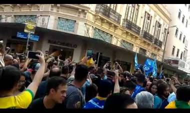 Apuñalan en pleno acto a un candidato presidencial de Brasil