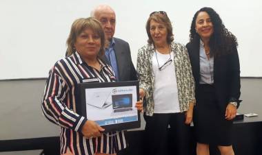 La Agencia Córdoba Cultura entrega una computadora a la Biblioteca Municipal