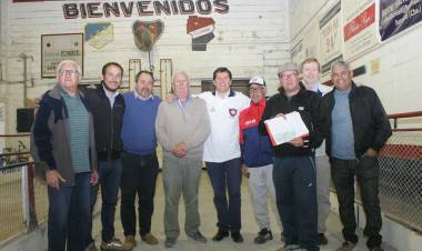 El Intendente Cravero entregó subsidio a sub comisión de bochas del 24 