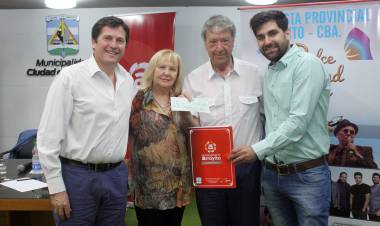 El intendente Cravero entregó aporte económico a Vida sobre Vida