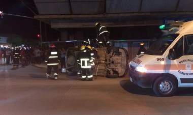 ACCIDENTE CON DAÑOS MATERIALES : UN AUTO TUMBO. 