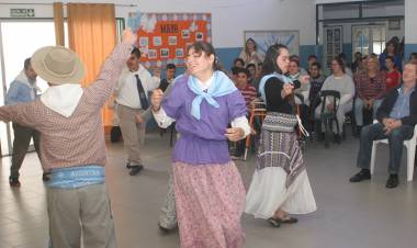 Acto del Día del Trabajador en la escuela Carolina T. García 