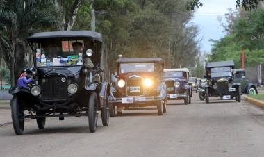 Arroyito tuvo el 2° Encuentro de Autos Antiguos