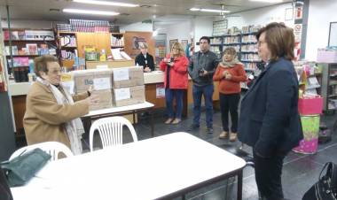 Entrega de donación de libros por la legisladora Graciela Brarda.