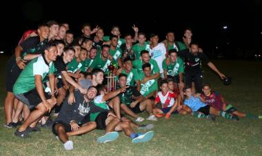 Clásico del fútbol local: El Intendente entregó la Copa Ciudad de Arroyito