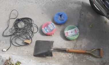 Robaron en una obra de construcción, detuvieron un masculino y recuperaron los elementos