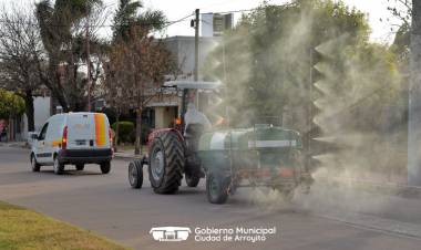 NUEVA SANITIZACIÓN CON AGUA Y CLORO EN LAS CALLES