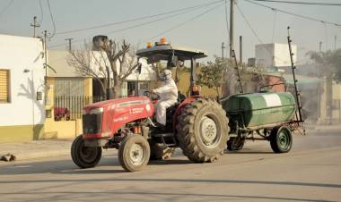 SANITIZACIÓN CON AGUA Y CLORO EN LAS CALLES DE LA CIUDAD