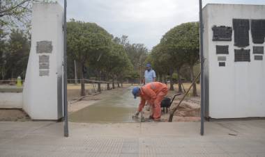 TRABAJOS EN EL CEMENTERIO MUNICIPAL: SE REALIZA UN NUEVO PISO EN EL ACCESO Y OTRAS MEJORAS