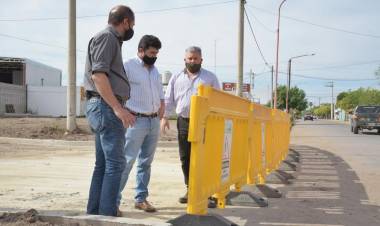 YA SE COMPLETÓ LA PAVIMENTACIÓN SOBRE LA CALLE ALBERDI: EL INTENDENTE GUSTAVO BENEDETTI VISITÓ LA OBRA