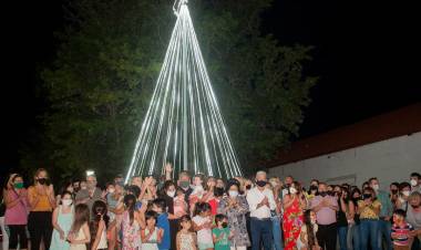 SE INAUGURÓ EL ÁRBOL NAVIDEÑO SOBRE EL PARQUE ROMERO