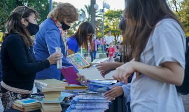 CON GRAN CONVOCATORIA LA BIBLIOTECA POPULAR MUNICIPAL ALMAFUERTE SALIÓ A LA PLAZA