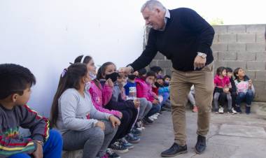 EL INTENDENTE COMPARTIÓ UNA TARDE DE JUEGOS CON LOS NIÑOS Y NIÑAS DEL ESPACIO CASITA