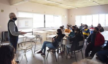 CHARLA SOBRE EL MONUMENTO A LOS ORÍGENES EN LA ESCUELA IPEM 329