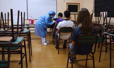 EL MUNICIPIO COLOCÓ MÁS DE 300 DOSIS DE VACUNAS CONTRA EL COVID EN LAS ESCUELAS SECUNDARIAS DE LA CIUDAD