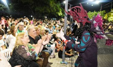 ARROYITO SE LLENÓ DE COLOR Y BRILLO EN SU ÚLTIMA NOCHE DE CARNAVALES