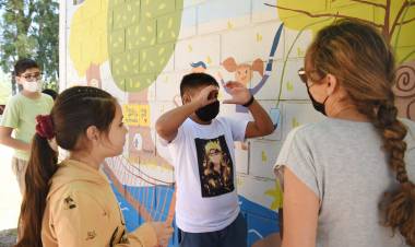 REPRESENTANTES DEL CONSEJO DE NIÑOS Y NIÑAS INAUGURARON UN MURAL DISEÑADO POR ELLOS, PARA EL BALNEARIO MUNICIPAL