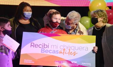 ARROYITO APUESTA A LA EDUCACIÓN, ENTREGÓ «BECAS ÚTILES» A MÁS DE 400 FAMILIAS BENEFICIADAS