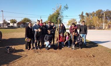 JORNADA DE PLANTACIÓN EN LA ESCUELA IPEM 329