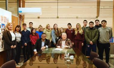 ESTUDIANTES VELEZANOS COMENZARON SUS PASANTÍAS EN EL MUNICIPIO