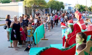 Más de 1200 niños estuvieron junto a Papá Noel en la Plaza 25 de Mayo