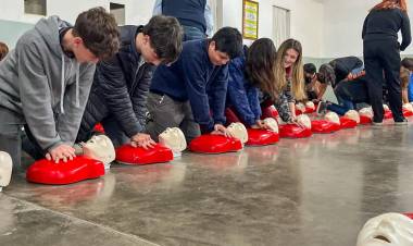Más de 200 estudiantes participaron en la Jornada de Capacitación en RCP y Maniobra de Heimlich