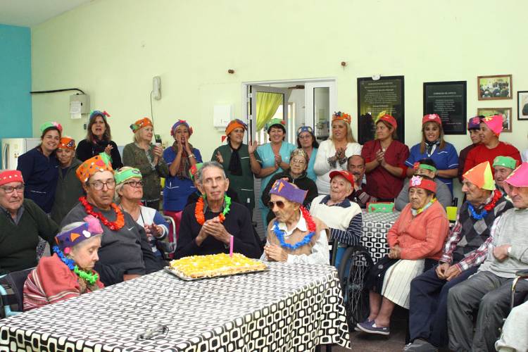 Se festejó cumpleaños en el Hogar Municipal Juan XXIII