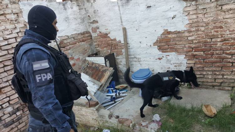 UN PERRO DE LA FPA HALLÓ MÁS DE 1.200 DOSIS DE DROGA OCULTAS EN UNA VIVIENDA DE B° MARECHAL. SEIS DETENIDOS 