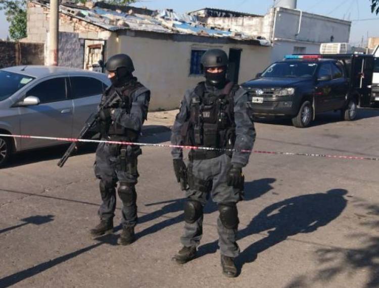 UN PERRO DE LA FPA HALLÓ MÁS DE 1.200 DOSIS DE DROGA OCULTAS EN UNA VIVIENDA DE B° MARECHAL. SEIS DETENIDOS 