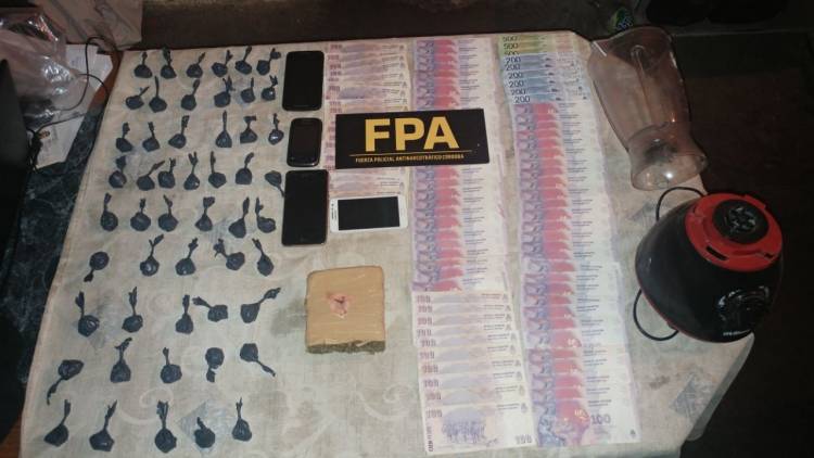 UN PERRO DE LA FPA HALLÓ MÁS DE 1.200 DOSIS DE DROGA OCULTAS EN UNA VIVIENDA DE B° MARECHAL. SEIS DETENIDOS 