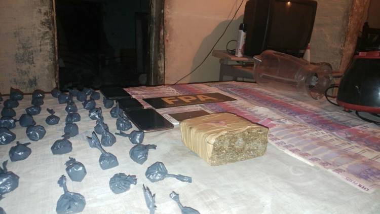 UN PERRO DE LA FPA HALLÓ MÁS DE 1.200 DOSIS DE DROGA OCULTAS EN UNA VIVIENDA DE B° MARECHAL. SEIS DETENIDOS 