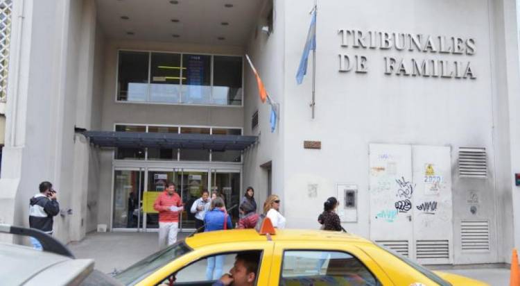 Dan detalles del fallo de la madre que debe pagarle a su ex por no dejarle ver a su hija