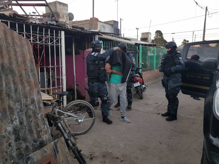 FPA DETUVO A UNA FAMILIA POR COMERCIALIZACIÓN DE DROGAS EN BARRIO EL CAIRO. 5 DETENIDOS