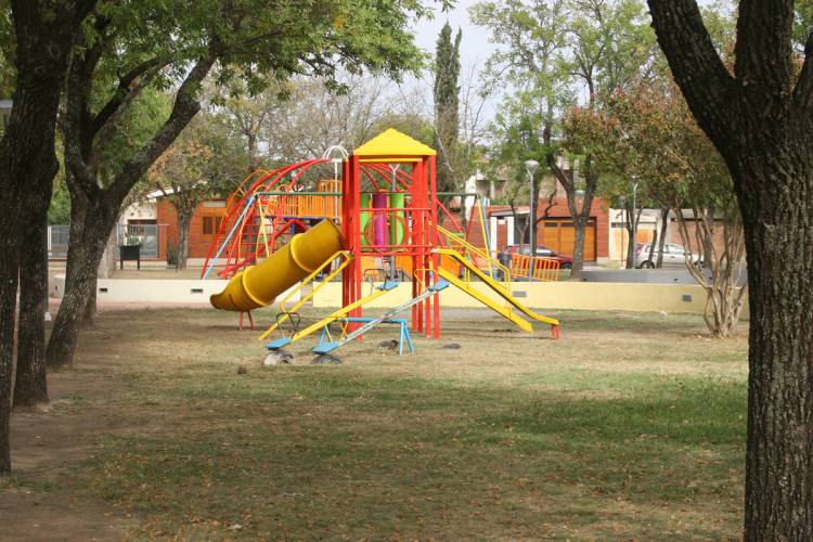 Avanzan con fuerza las obras de “Puesta en Valor” de la Plazas Enrique Brizio y Andresito Gil