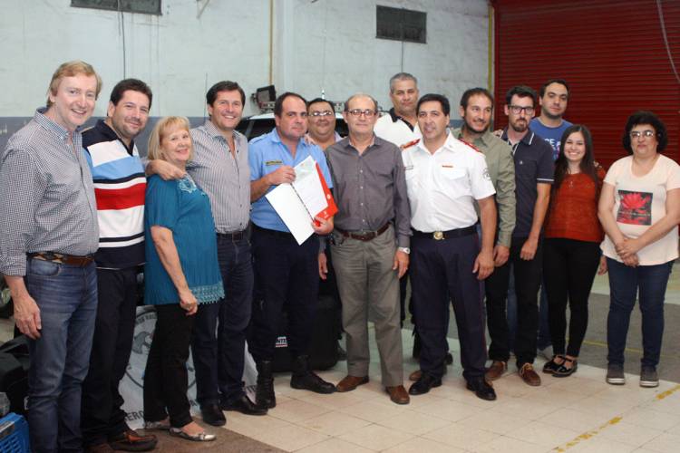 El Intendente Cravero entregó un importante subsidio a Bomberos Voluntarios