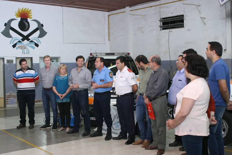 El Intendente Cravero entregó un importante subsidio a Bomberos Voluntarios