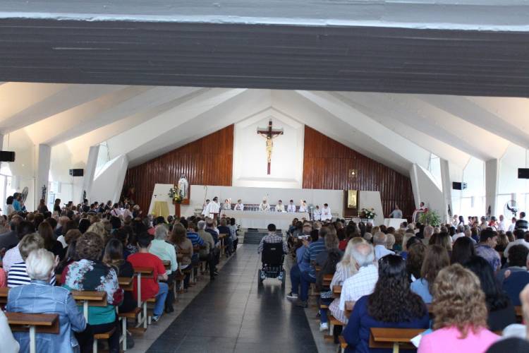 EL INTENDENTE MUNICIPAL PARTICIPÓ DE LA MISA EN ACCIÓN DE GRACIAS, POR LOS 50 AÑOS DE LA CONSAGRACIÓN DEL TEMPLO PARROQUIAL   