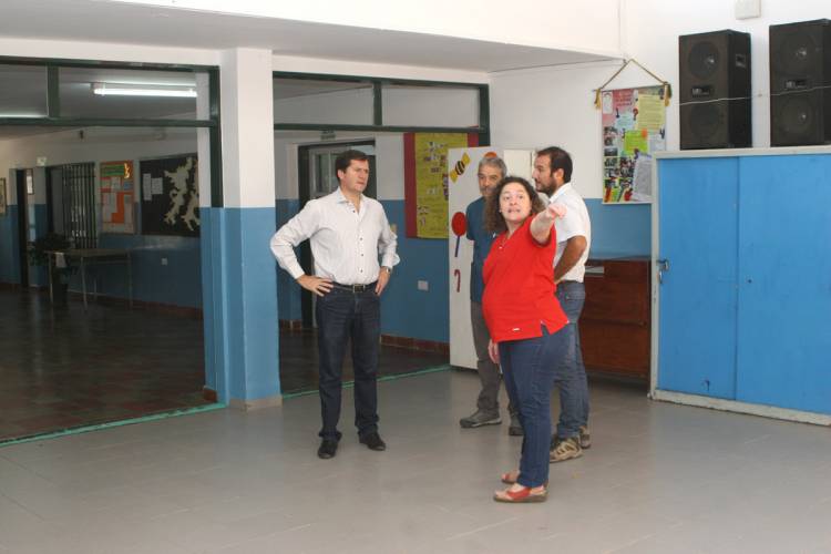 El Intendente supervisó la obra de pintura en la escuela Carolina T. García