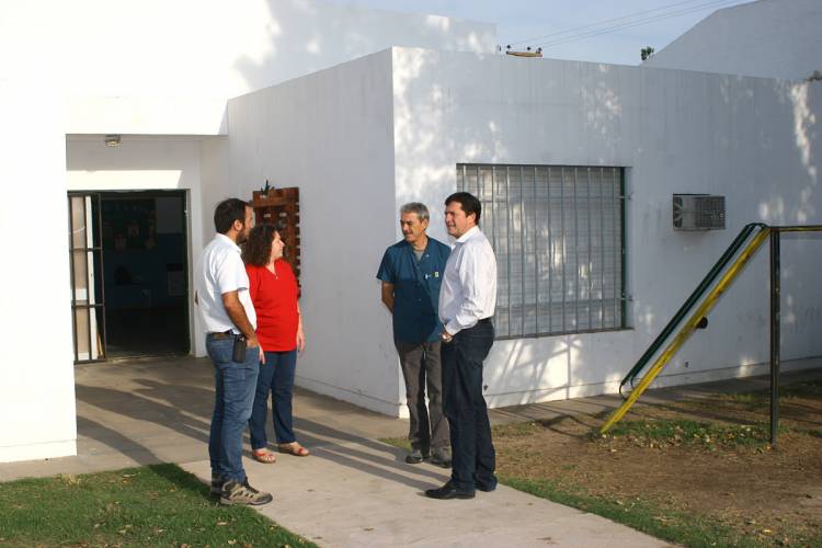 El Intendente supervisó la obra de pintura en la escuela Carolina T. García