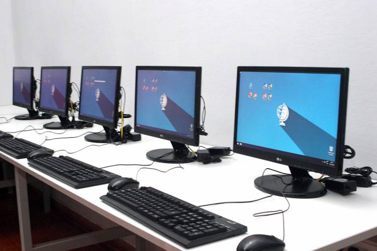 El Intendente participó de la presentación de la refuncionalización de la Sala de Informática de la Escuela Vélez Sársfield