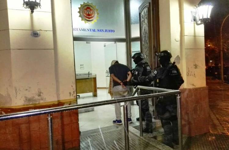 SAN FRANCISCO: AL OBSERVAR LA LLEGADA DE LA FPA, INTENTÓ DARSE A LA FUGA DEL LUGAR. TRES DETENIDOS