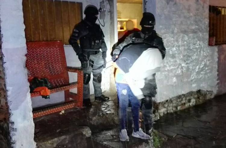 SAN FRANCISCO: AL OBSERVAR LA LLEGADA DE LA FPA, INTENTÓ DARSE A LA FUGA DEL LUGAR. TRES DETENIDOS