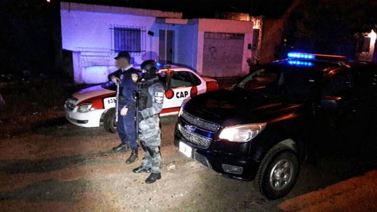 SAN FRANCISCO: AL OBSERVAR LA LLEGADA DE LA FPA, INTENTÓ DARSE A LA FUGA DEL LUGAR. TRES DETENIDOS